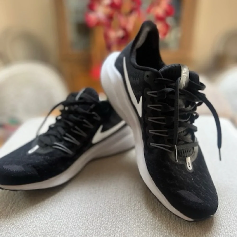 NIKE ZOOM VOMERO14 like new - Picture 3 of 4